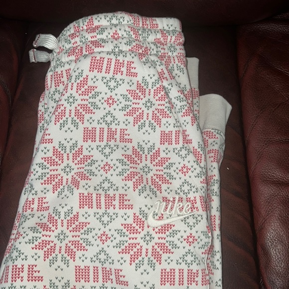 Nike Sweat joggers comes with pockets - Picture 2 of 4